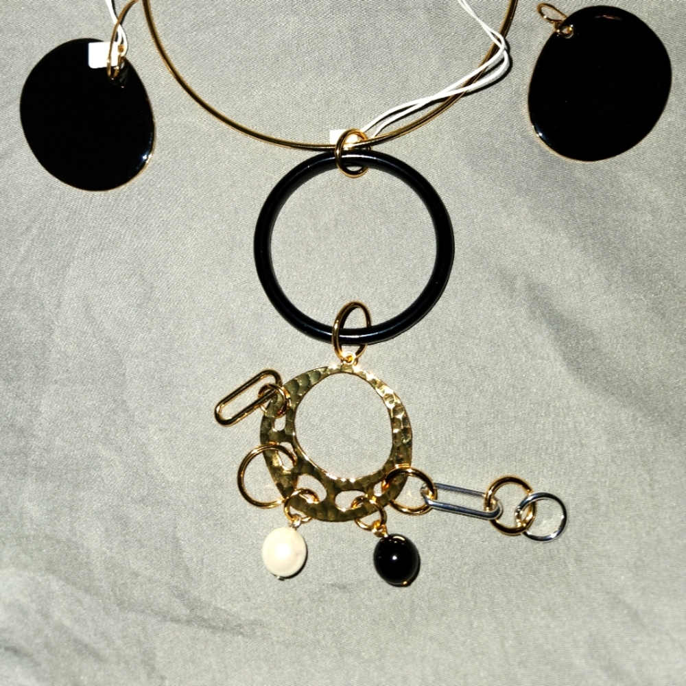DVF Gold necklace loop with black flat earrings SET